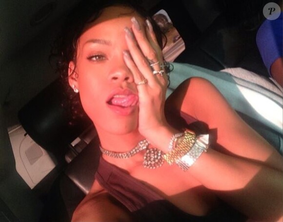 Rihanna a une nouvelle coupe de cheveux ! La chanteuse l'a montrée sur Instagram en y postant cet autoportrait.