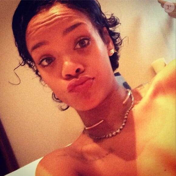 Rihanna a posté sur Instagram cette photo d'elle dans son bain, avec sa nouvelle coupe de cheveux.