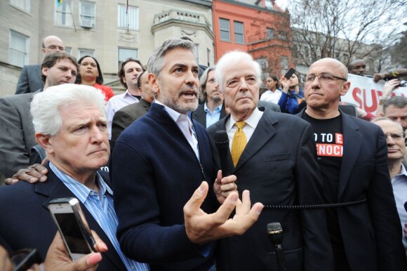 George Clooney devant l'ambasade du Soudan à Washington le 16 mars 2013