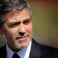 George Clooney : Alors qu'il espionne un dictateur, son ex Stacy Keibler rayonne