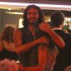 Russell Brand en charmante compagnie au Soho Theatre, à Londres, le 1er août 2013.