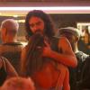 Russell Brand flirte avec une inconnue au Soho Theatre, à Londres, le 1er août 2013.