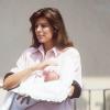 Caroline de Monaco sort de la clinique après la naissance de sa fille Charlotte le 3 août 1986