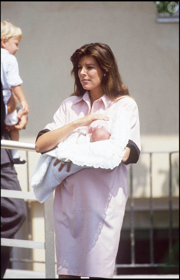 Caroline de Monaco sort de la clinique après la naissance de sa fille Charlotte le 3 août 1986