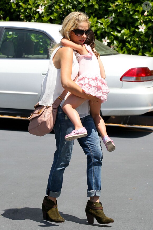 Sarah Michelle Gellar va chercher sa fille Charlotte à son cours de danse à Los Angeles, le 3 août 2013.