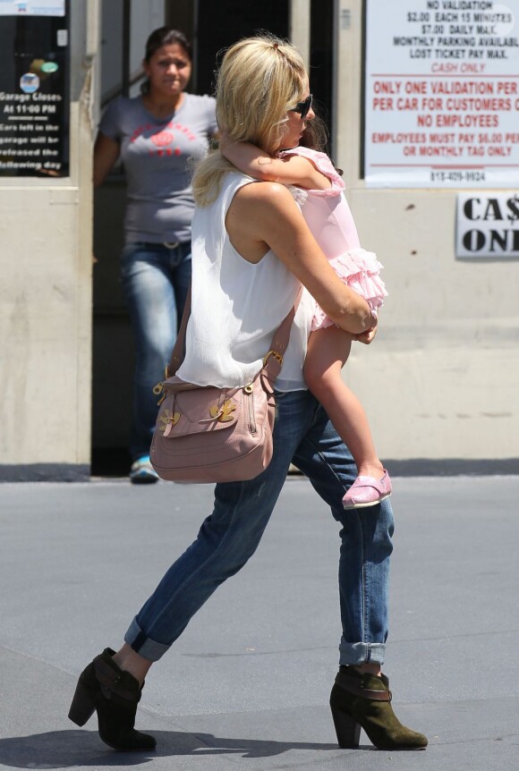 Sarah Michelle Gellar avec sa fille Charlotte à Los Angeles, le 3 août 2013.