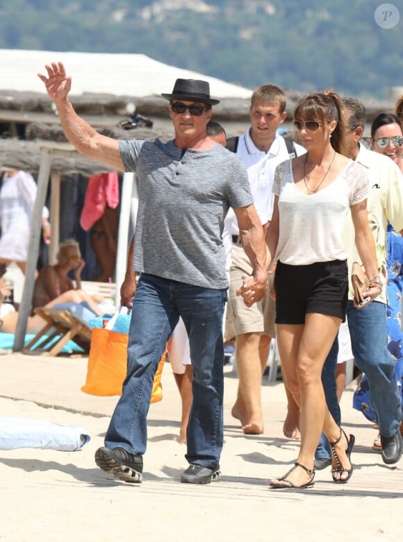 Sylvester Stallone avec sa femme Jennifer Flavin arrivant au club 55 à Saint-Tropez le 4 août 2013