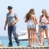 Sylvester Stallone avec ses trois filles Sophia, Sistine et Scarlet, arrivant au club 55 à Saint-Tropez le 4 août 2013