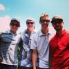 Kevin Zegers pose avec des amis lors d'une partie de golf la veille de son mariage qui a eu lieu le samedi 3 août 2013.