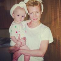 Ireland Baldwin : Craquant bébé dans les bras de sa superbe maman Kim Basinger