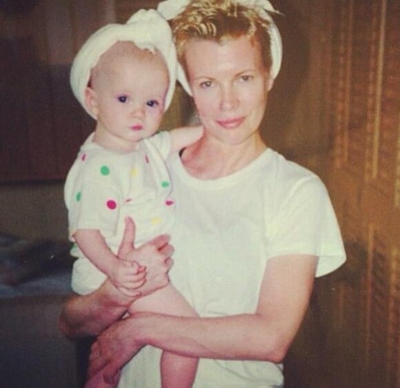 Ireland Baldwin a publié une photo d'elle bébé dans les bras de sa mère sur son profil Instagram, le 5 août 2013.