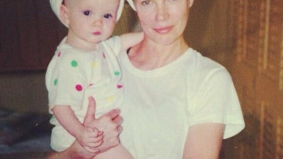 Ireland Baldwin : Craquant bébé dans les bras de sa superbe maman Kim Basinger