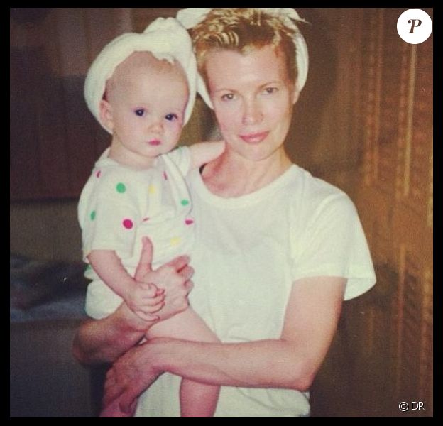 Ireland Baldwin Craquant Bebe Dans Les Bras De Sa Superbe Maman Kim Basinger Purepeople