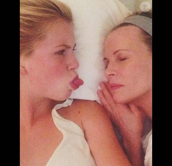 Ireland Baldwin a publié une photo d'elle au côté de sa mère Kim Basinger sur son profil Instagram, le 30 juillet 2013.