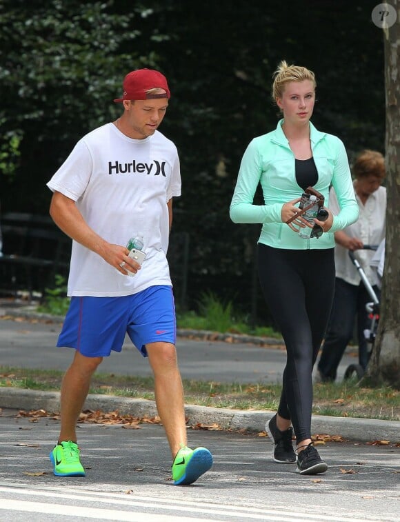 Ireland Baldwin et son compagnon Slater Trout font leur jogging dans Central Park. Ils ont ensuite rejoint le pàre de Ireland, Alec Baldwin, pour déjeuner. New York, le 24 juillet 2013