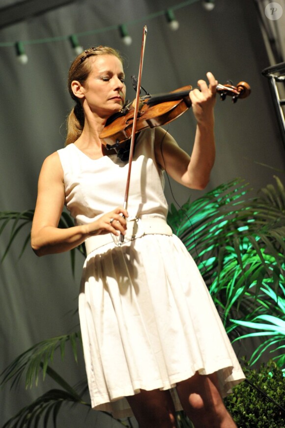 Anne Gravoin, épouse de Manuel Valls, lors du concert du 'Travelling Quartet' dans le cadre du Off du 64e Festival de Musique de Menton, dans le sud de la France le 5 août 2013.