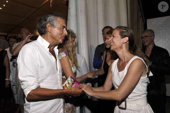 Le philosophe Bernard-Henri Lévy et sa femme l'actrice Arielle Dombasle félicitent les artistes après le concert du 'Travelling Quartet' d'Anne Gravoin, dans le cadre du Off du 64e Festival de Musique de Menton, dans le sud de la France le 5 août 2013.