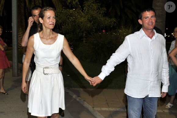 Le ministre de l'Intérieur, Manuel Valls, et Anne Gravoin, son épouse, après le concert du 'Travelling Quartet' d'Anne Gravoin, dans le cadre du Off du 64e Festival de Musique de Menton, dans le sud de la France le 5 août 2013.