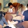 Kaley Cuoco et son nouvel homme Ryan Sweeting en pleine séance pédicure et manucure dans un salon de Culver City à Los Angeles le 6 août 2013