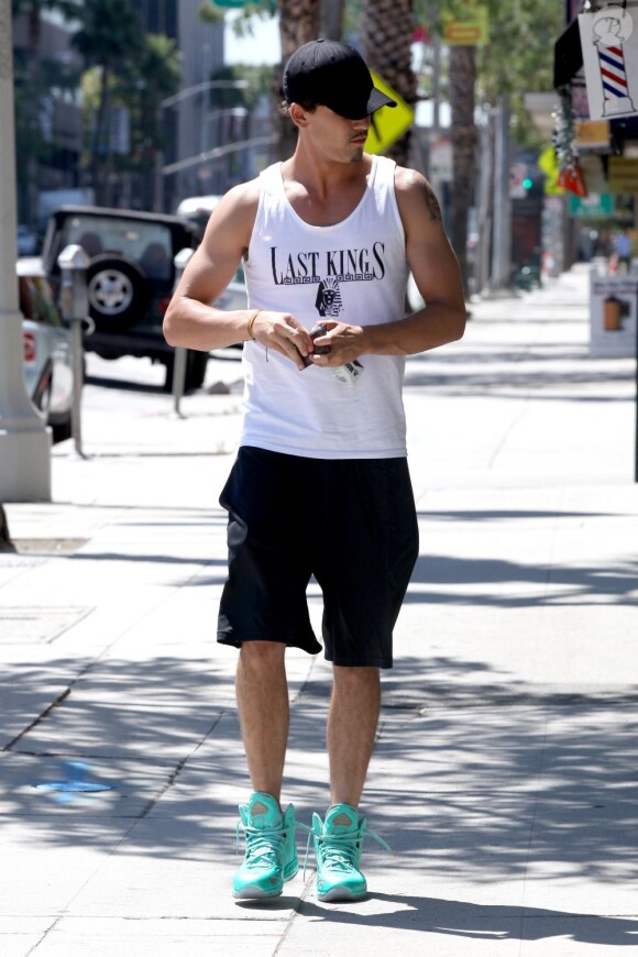 Ryan Sweeting, le nouvel amoureux de Kaley Cuoco, et sa nouvelle paire de chaussures dans les rues de Los Angeles, le 6 août 2013