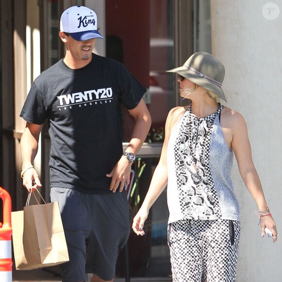 Kaley Cuoco et Ryan Sweeting en pleine session shopping en amoureux dans Studio City le 5 août 2013