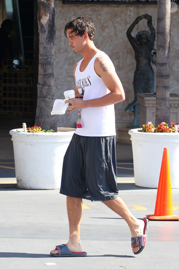Ryan Sweeting, nouvel homme de Kaley Cuoco, très classe au moment de s'arrêter chez Starbucks le 5 août à Los Angeles