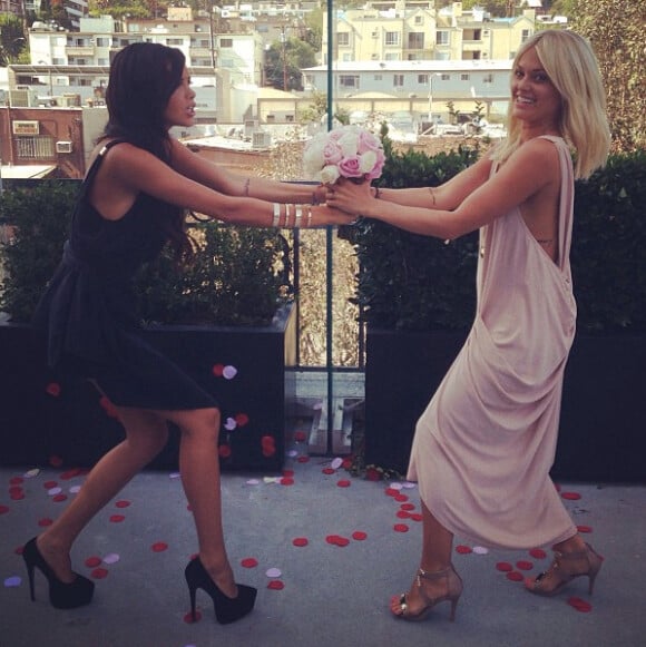 Nabilla et Caroline Receveur s'amusent et se disputent un bouquet de fleurs sur le tournage d'Hollywood Gilrs 3