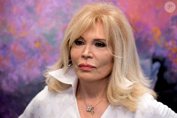 Amanda Lear a présenté son exposition Evolution, à Hambourg en Allemagne, le 7 août 2013.