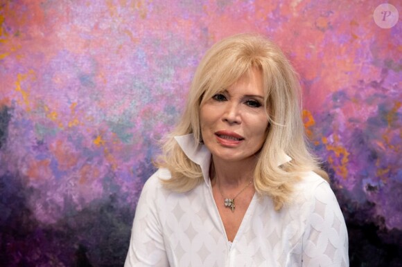 Amanda Lear a présenté son exposition Evolution, à Hambourg en Allemagne, le 7 août 2013.
