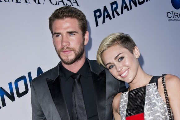 Liam Hemsworth et Miley Cyrus, en couple et amoureux un an après leur dernière apparition, lors de la première du film Paranoia au DGA Theater de Los Angeles, le 8 août 2013.