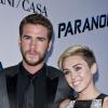 Liam Hemsworth et Miley Cyrus ensemble à la première du film Paranoia au DGA Theater de Los Angeles, le 8 août 2013.