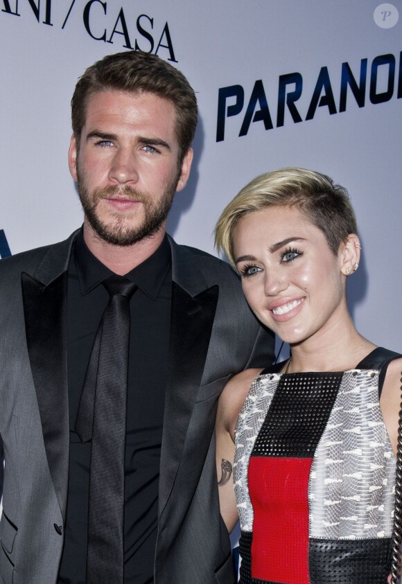Liam Hemsworth et Miley Cyrus ensemble à la première du film Paranoia au DGA Theater de Los Angeles, le 8 août 2013.