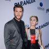 Liam Hemsworth et Miley Cyrus à la première du film Paranoia au DGA Theater de Los Angeles, le 8 août 2013.