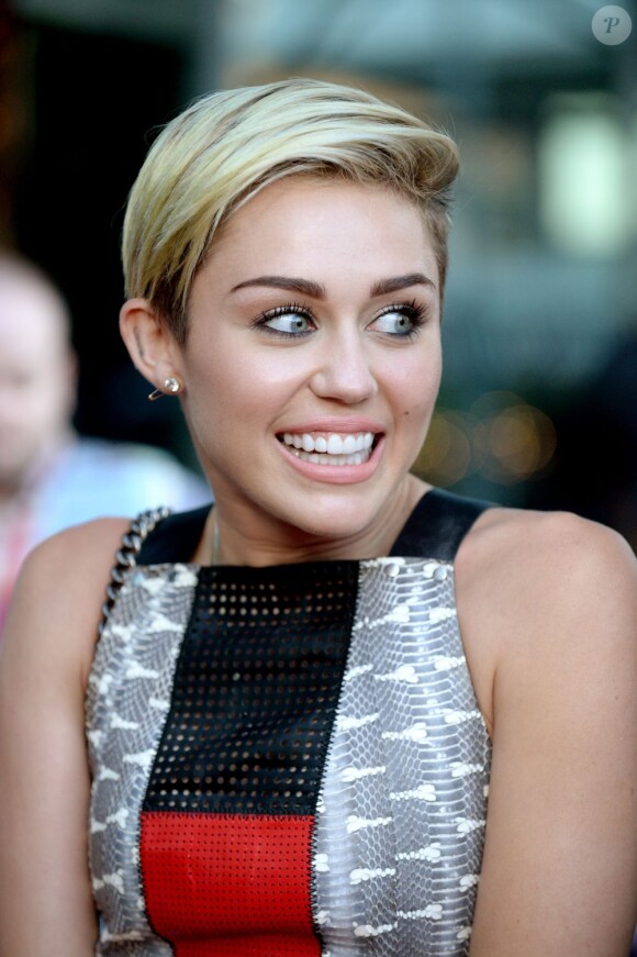 Miley Cyrus radieuse à la première du film Paranoia au DGA Theater de Los Angeles, le 8 août 2013.