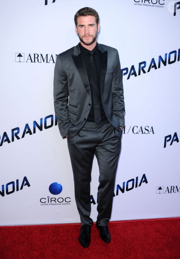 Liam Hemsworth en Hugo Boss à la première du film Paranoia au DGA Theater de Los Angeles, le 8 août 2013.