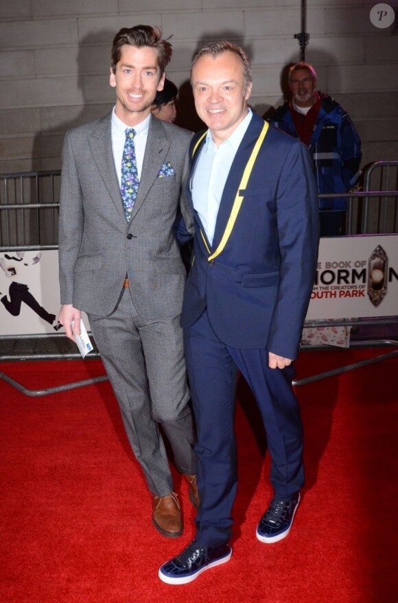Graham Norton et son compagnon Trevor Patterson au théâtre The Prince of Wales à Londres, le 21 mars 2013
