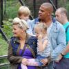 Kerry Katona (Atomic Kitten) au zoo de Chester avec son nouveau compagnon George Kay et ses enfants Heidi (6 ans) et Maxwell (5 ans), nés de son mariage avec Mark Croft.