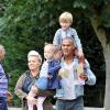 Kerry Katona (Atomic Kitten) au zoo de Chester avec son boyfriend George Kay en beau-papa-poule et ses enfants Heidi (6 ans) et Maxwell (5 ans), nés de son mariage avec Mark Croft, le 6 août 2013.