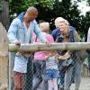 Kerry Katona (Atomic Kitten) au zoo de Chester avec son nouveau boyfriend George Kay et ses enfants Heidi (6 ans) et Maxwell (5 ans), nés de son mariage avec Mark Croft.