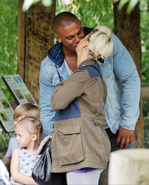 Kerry Katona (Atomic Kitten) très amoureuse de son nouveau boyfriend George Kay au zoo de Chester le 6 août 2013, avec ses enfants Heidi (6 ans) et Maxwell (5 ans), nés de son mariage avec Mark Croft.