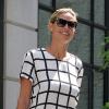 Heidi Klum quitte son hôtel dans le quartier de Tribeca, habillée d'un top à carreaux assorti à sa jupe Tibi, d'un sac Hermès et de chaussures Saint Laurent. New York, le 7 août 2013.