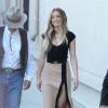 Amber Heard quitte le plateau de l'émission Jimmy Kimmel Live à Hollywood, vêtue d'un ensemble top-jupe Michael Kors (collection Resort 2014) et de souliers Christian Louboutin. Los Angeles, le 7 août 2013.