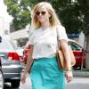 Reese Witherspoon, surprise dans le quartier de Brentwood à Los Angeles, porte un top floral Band of Outsiders, une jupe turquoise et des sandales Alexander Wang. Des lunettes Oliver Peoples, un sac Valentino et un bracelet Céline accessoirisent sa tenue. Le 2 août 2013.
