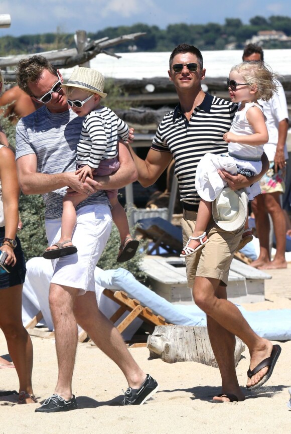 Arrivée sur le ponton du club 55, vers la plage de Pampelonne, de David Furnish et ses deux enfants Zachary et Elijah Joseph ainsi que Neil Patrick Harris, son compagnon David Burtka et leurs enfants, les jumeaux, Gideon Scott et Harper Grace à Saint-Tropez le 9 août 2013