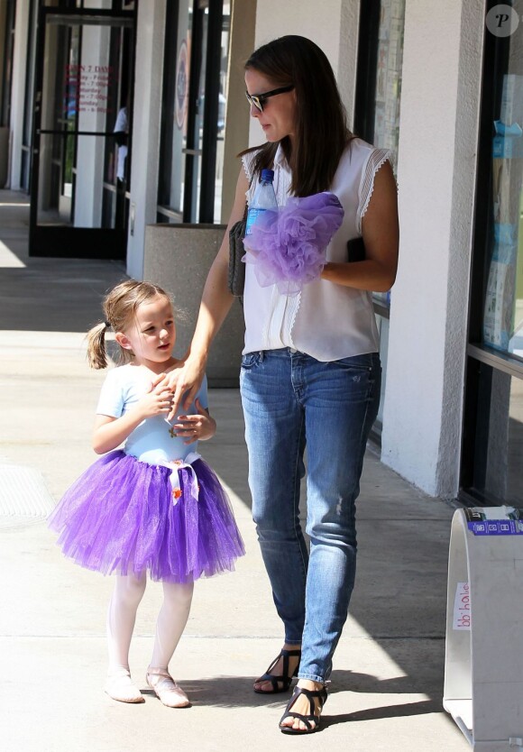Jennifer Garner avec sa fille Seraphina dans le quartier de Pacific Palisades à Los Angeles, le 9 août 2013.