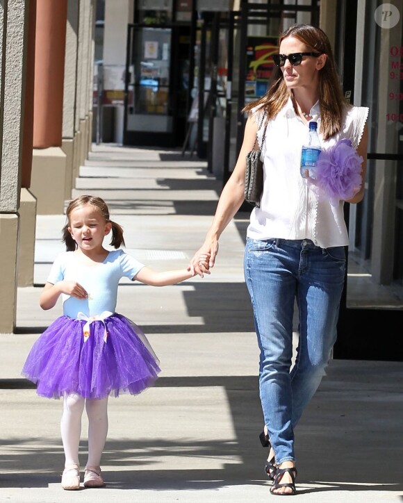 Jennifer Garner emmène sa fille Seraphina à son cours de danse à Pacific Palisades, le 9 août 2013.