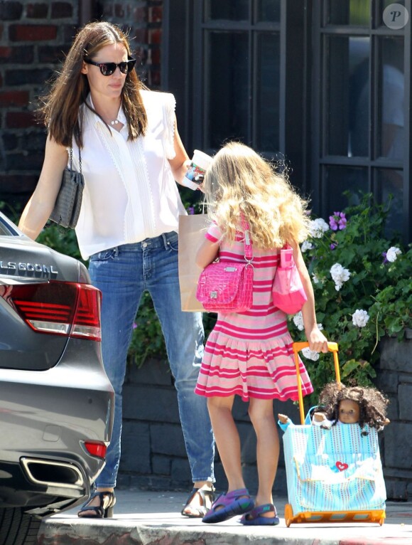 Jennifer Garner avec sa fille Violet dans les rues de Brentwood, le 9 août 2013.