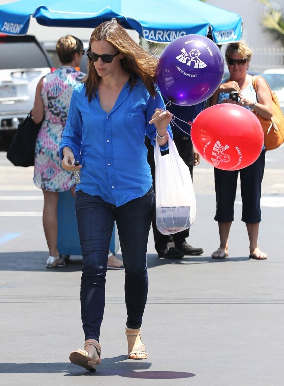 Jennifer Garner emmène sa fille Seraphina à son cours de danse avant d'aller se promener avec sa fille Violet à Pacific Palisades, le 6 août 2013.