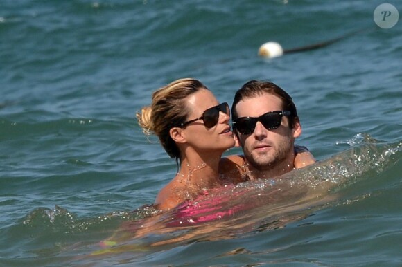La belle Michelle Hunziker et son compagnon Tomaso Trussardi à Ibiza, le 26 juillet 2013