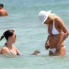 Michelle Hunziker et sa fille Aurora lors de leurs vacances à Ibiza, le 27 juillet 2013